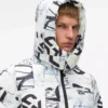 Pufferjakke med monogram over hele