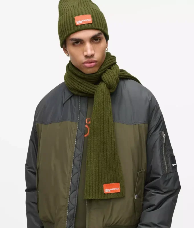 Skjerf med logo-patch