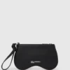 Solbrille-inspirert telefonveske med nitter