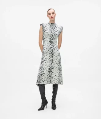 Strikkekjole med snøleopardmønster