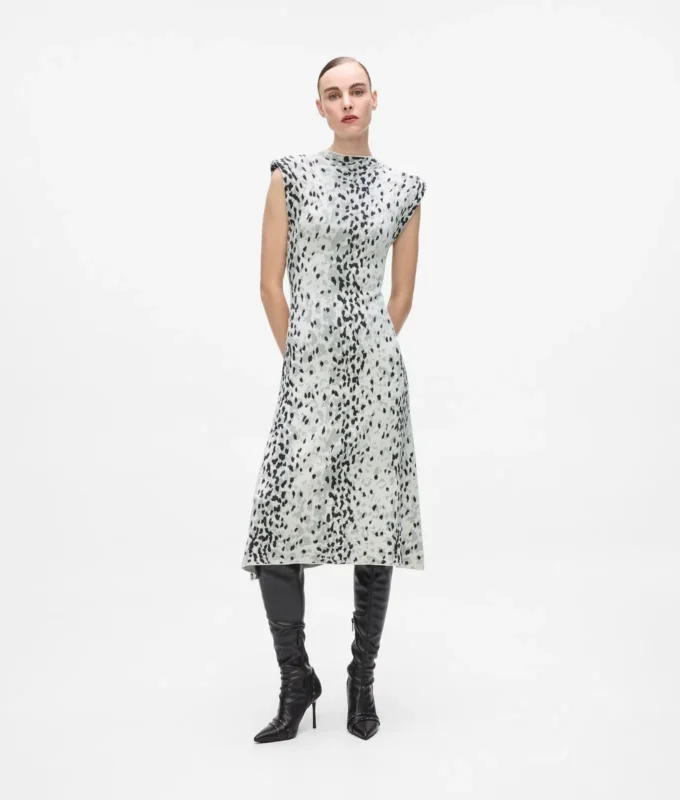 Strikkekjole med snøleopardmønster