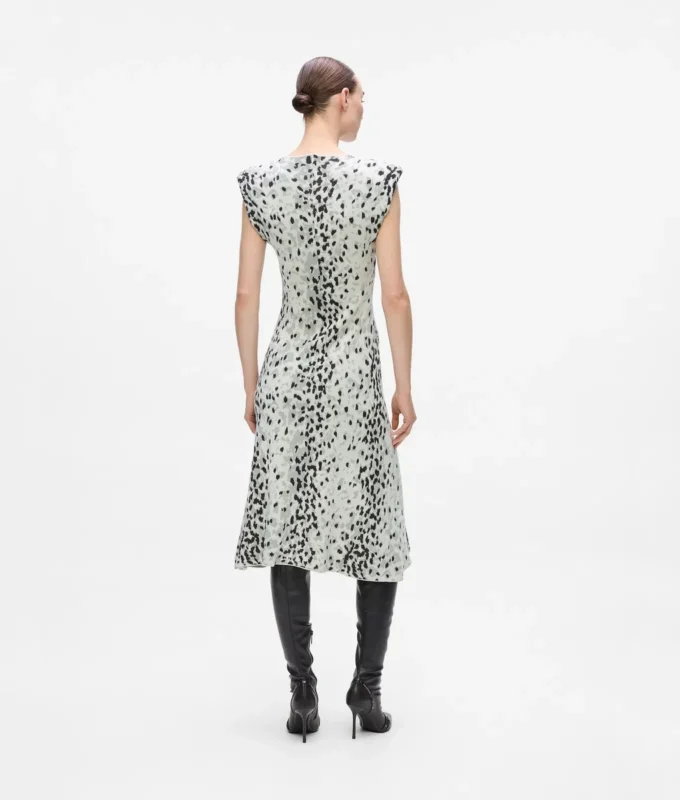 Strikkekjole med snøleopardmønster
