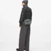 Vaskede denim crossbody-veske